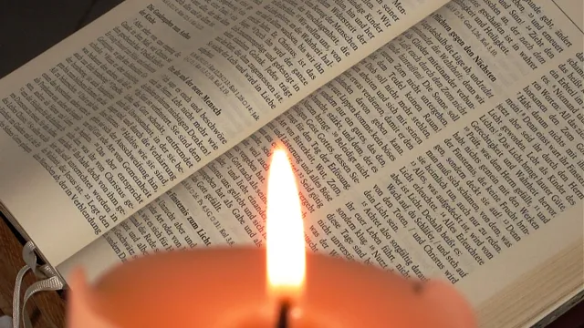 Bibel im Kerzenlicht (Foto: Werner Näf) Bibel im Kerzenlicht (Foto: Werner Näf)