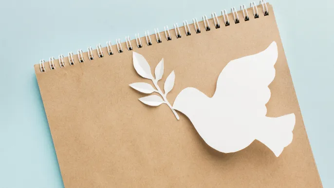 Pfingsten (Foto: top-view-notebook-with-paper-dove_magnific) Pfingsten (Foto: top-view-notebook-with-paper-dove_magnific)