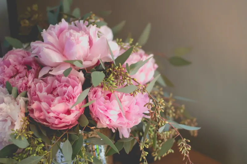 Pfingsten (Foto: closeup-shot-bouquet-pink-roses-other-flowers-with-green-leafs_magnific) Pfingsten (Foto: closeup-shot-bouquet-pink-roses-other-flowers-with-green-leafs_magnific)