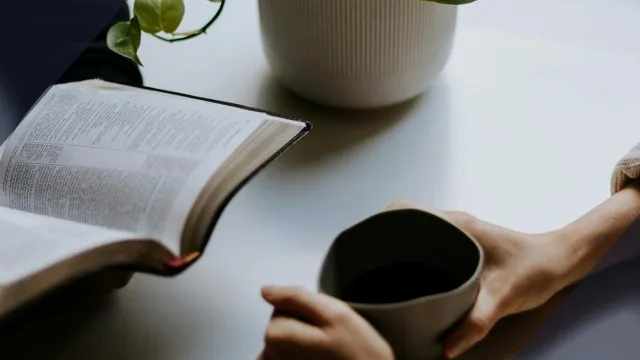 Bibel Abendgespräch (Foto: priscilla du preez_unsplash_) Bibel Abendgespräch (Foto: priscilla du preez_unsplash_)