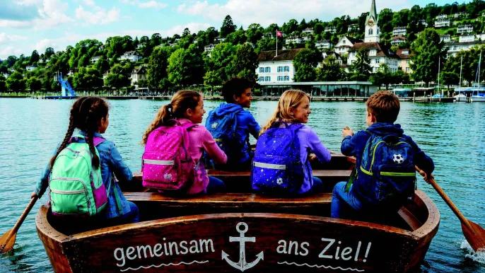 Kinder im Boot (Foto: KI Prompt RM) Kinder im Boot (Foto: KI Prompt RM)
