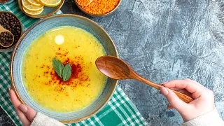 suppensonntag (Foto: top-view-hand-holding-spoon-tasty-soup-served-with-mint-pepper-green-stripped-towel) suppensonntag (Foto: top-view-hand-holding-spoon-tasty-soup-served-with-mint-pepper-green-stripped-towel)