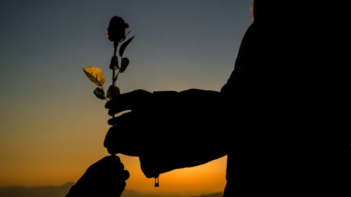 Trauer und Abschied (Foto: silhouette-couple-holding-rose-hill-sunset-time-skyline-background) Trauer und Abschied (Foto: silhouette-couple-holding-rose-hill-sunset-time-skyline-background)