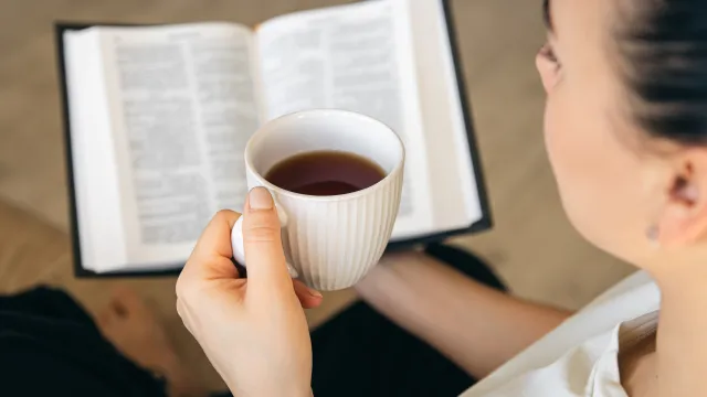 Abendgespräch (Foto: close-up-young-woman-drinking-hot-tea-reading-favorite-paper-book) Abendgespräch (Foto: close-up-young-woman-drinking-hot-tea-reading-favorite-paper-book)