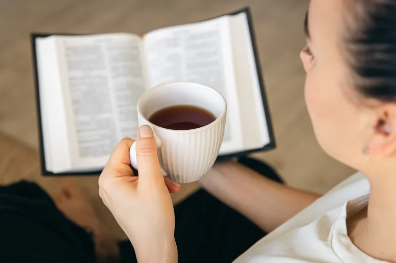 Abendgespräch (Foto: close-up-young-woman-drinking-hot-tea-reading-favorite-paper-book) Abendgespräch (Foto: close-up-young-woman-drinking-hot-tea-reading-favorite-paper-book)